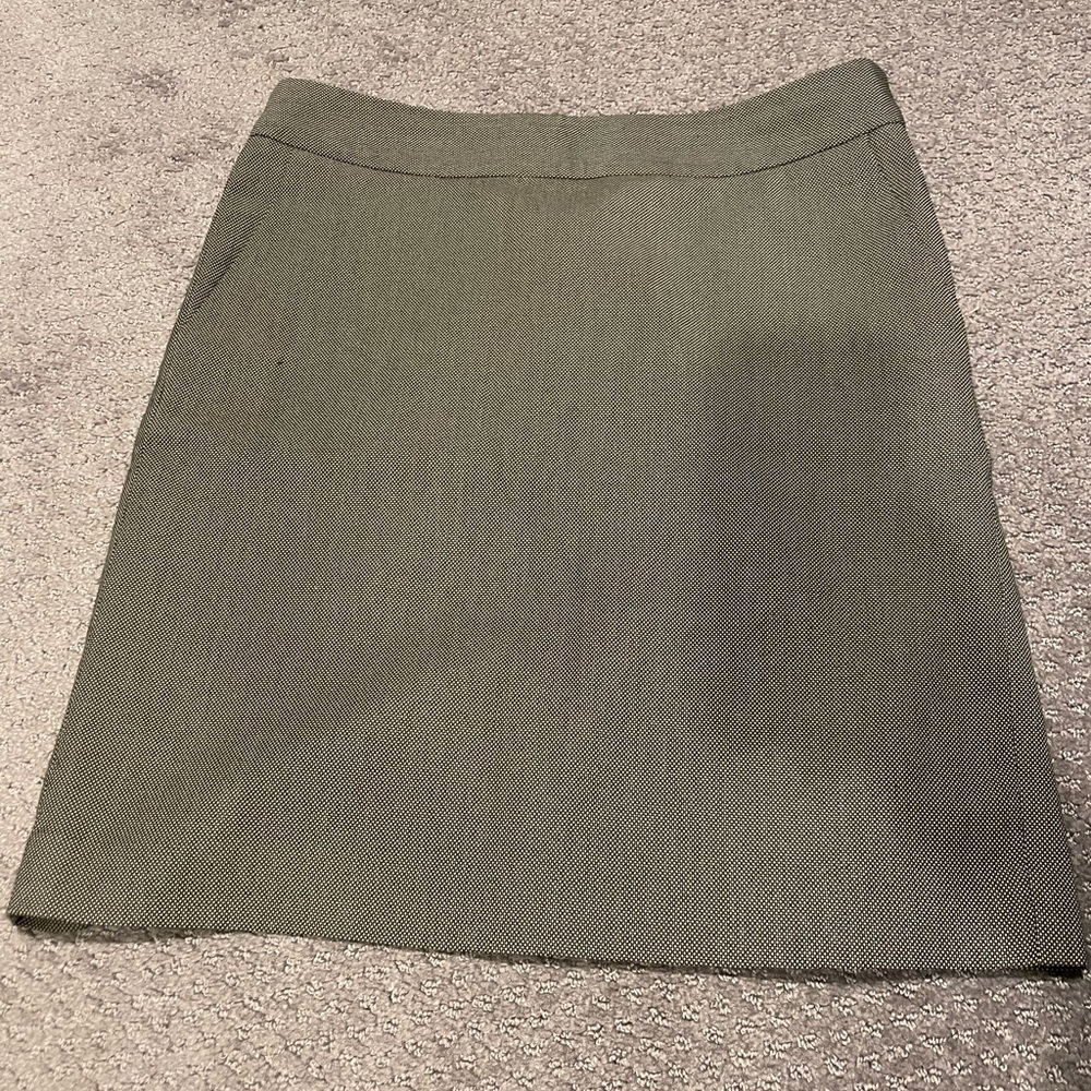 Banana Republic brown/tan pencil skirt with pockets.